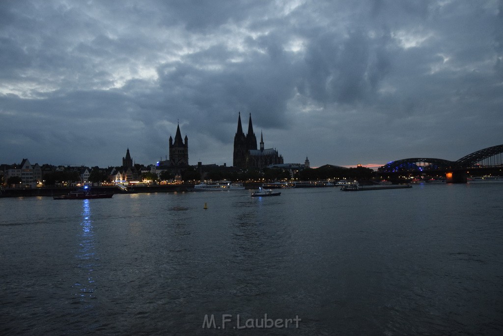 Hilfe Schiff Koeln Hoehe Kranhaeuser Schiff Rich Hafen Koeln Muelheim P05.JPG - Miklos Laubert